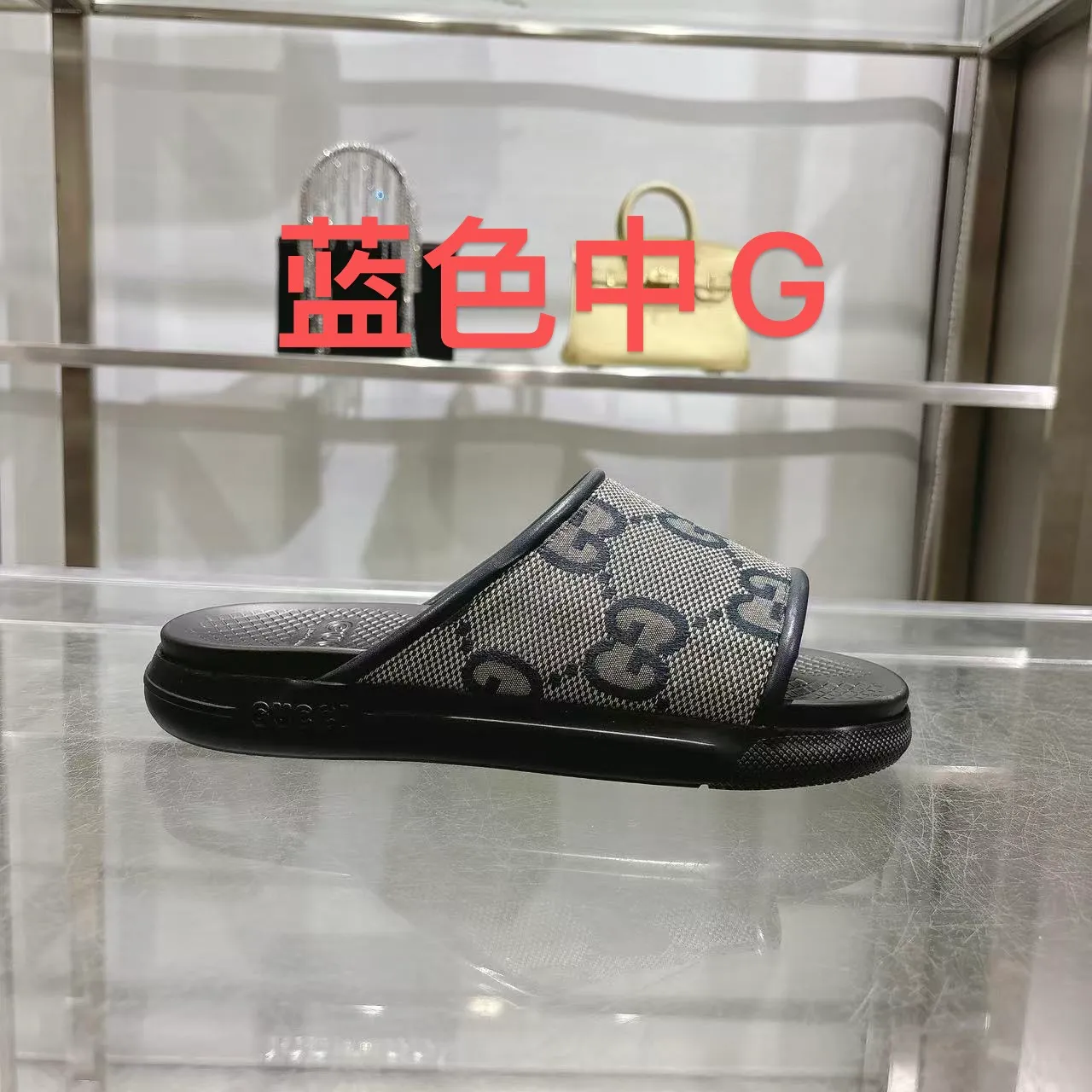 p400🐮🐮New summer men's slip-on slippers. Inspired by the summer spirit and beach clubs of the Italian coast, this piece is part of Gucci Lido. The Pre-Fall collection reinterprets the brand's signature elements and sophisticated patterns in a contemporary way. Made from black rubber, these flat sandals feature a slip-on design that reinterprets the brand's distinctive green and red web design. GG Classic Upper Men's Molded Rubber Footbed Gucci Logo Flat Made in Italy Size: Men's 40 to 47,